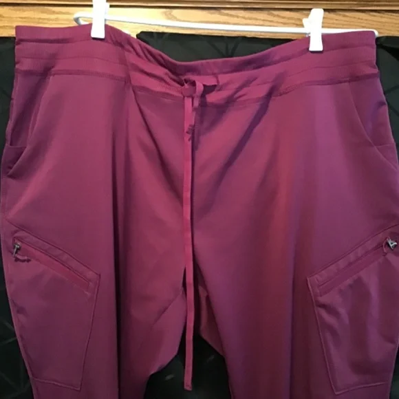 NWOT Scrubletics Women’s Scrubs with two zippered pockets - Picture 2 of 8